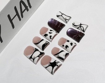 Uñas con punta de pato Y2K: punta francesa blanca con líneas negras, ojo de gato morado KK38