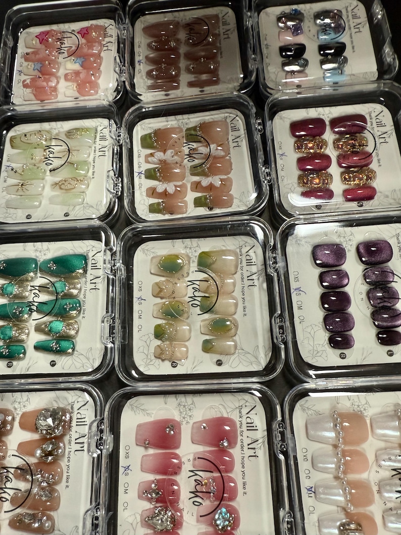Puede incluir: Surtido de diez juegos de u&ntilde;as postizas con varios dise&ntilde;os y colores. Cada juego incluye diez u&ntilde;as con un dise&ntilde;o diferente. Los dise&ntilde;os incluyen flores, estrellas, pedrer&iacute;a y purpurina. Las u&ntilde;as est&aacute;n empaquetadas en cajas de pl&aacute;stico transparente con el nombre de la marca "kako" impreso en ellas.