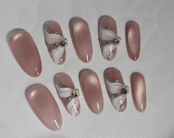 Uñas postizas con efecto ojo de gato: cinta blanca, perla y pedrería KK37
