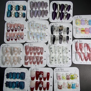 Puede incluir: Un conjunto de 10 dise&ntilde;os de arte de u&ntilde;as diferentes, cada uno con un color y un patr&oacute;n diferente. Los dise&ntilde;os incluyen un dise&ntilde;o azul verdoso y plateado, un dise&ntilde;o morado y plateado, un dise&ntilde;o rojo y blanco, un dise&ntilde;o blanco y plateado, un dise&ntilde;o negro y blanco, un dise&ntilde;o rosa y blanco, un dise&ntilde;o blanco y plateado, un dise&ntilde;o azul y verde, un dise&ntilde;o rojo y blanco y un dise&ntilde;o blanco y rosa.