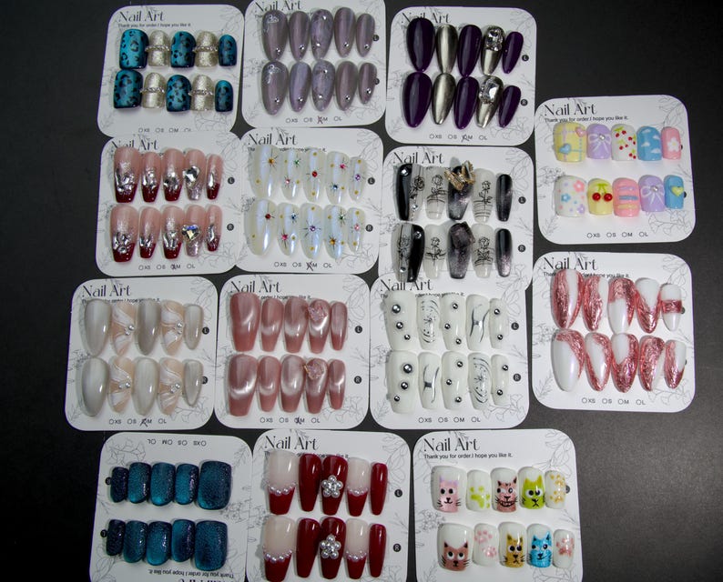 Puede incluir: Un conjunto de 10 dise&ntilde;os de arte de u&ntilde;as diferentes, cada uno con un color y un patr&oacute;n diferente. Los dise&ntilde;os incluyen un dise&ntilde;o azul verdoso y plateado, un dise&ntilde;o morado y plateado, un dise&ntilde;o rojo y blanco, un dise&ntilde;o blanco y plateado, un dise&ntilde;o negro y blanco, un dise&ntilde;o rosa y blanco, un dise&ntilde;o blanco y plateado, un dise&ntilde;o azul y verde, un dise&ntilde;o rojo y blanco y un dise&ntilde;o blanco y rosa.