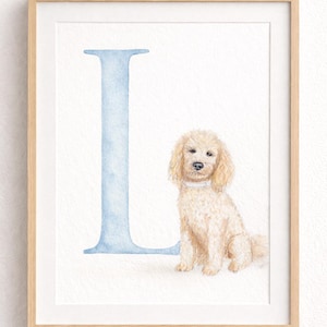 Könnte beinhalten: Gerahmter Aquarelldruck mit einem hellblauen Buchstaben „L“ und einem Golden Doodle Hund. Der Rahmen ist aus hellem Holz. Der Text unten lautet „HAND PAINTED WATERCOLOR CUSTOM PET PORTRAIT“.
