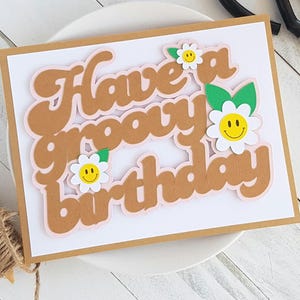 Carte d'anniversaire groovy faite main. Carte de voeux d'anniversaire féminin. Carte d'anniversaire de style rétro.
