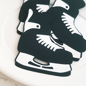 Découpes de patins de hockey. À utiliser pour la décoration de fête, les invitations, le bricolage, les cartes faites main et le scrapbooking