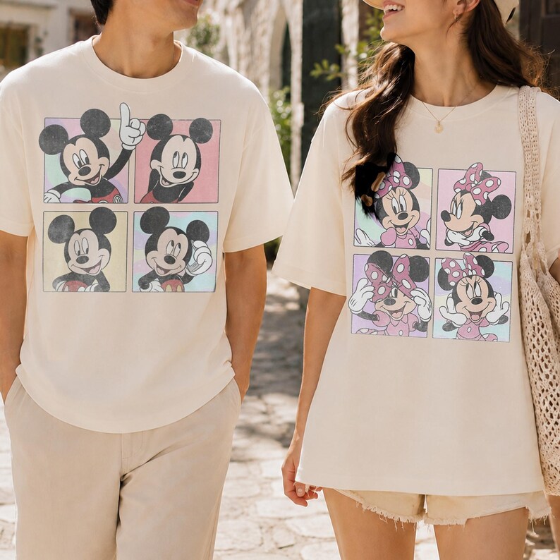 Puede incluir: Una camiseta de manga corta color crema con un estampado gr&aacute;fico de cuatro paneles de Mickey Mouse en varias poses. El dise&ntilde;o utiliza una est&eacute;tica vintage desgastada con cuadrados de fondo en tonos pastel suaves tras cada ilustraci&oacute;n.