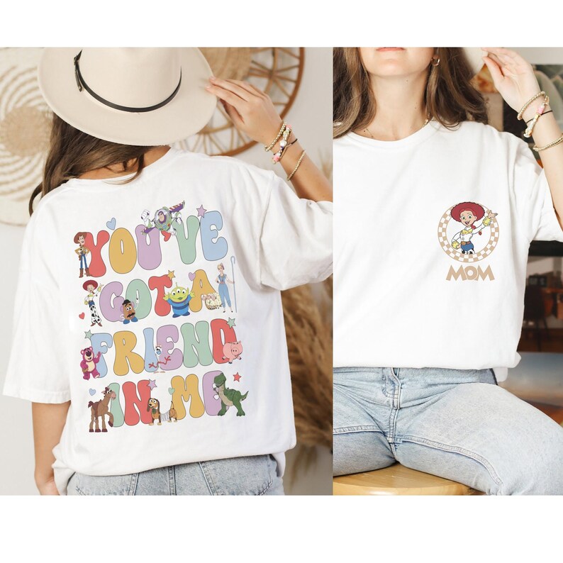 Peut inclure: Un t-shirt blanc avec un graphique color&eacute; au dos portant le texte "YOU'VE GOT A FRIEND IN ME" entour&eacute; de divers personnages de dessins anim&eacute;s. Le devant du t-shirt pr&eacute;sente un petit graphique circulaire d'une cow-girl et le mot "MOM".