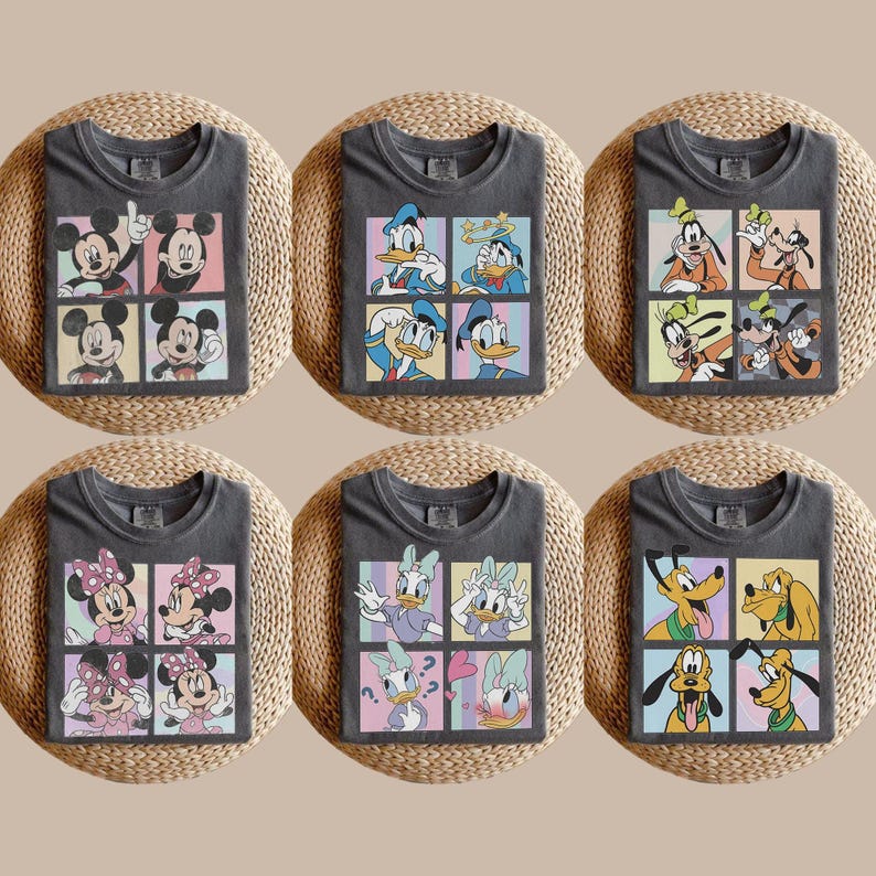 Puede incluir: Seis camisetas de color gris carb&oacute;n, cada una con una cuadr&iacute;cula de cuatro ilustraciones distintas de un personaje cl&aacute;sico de Disney: Mickey Mouse, Donald Duck, Goofy, Minnie Mouse, Daisy Duck y Pluto, en paneles cuadrados coloridos.