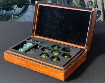 Organizzatore di dadi in legno di sandalo realizzato a mano con dadi per D&D, esclusiva scatola di dadi in legno per Dungeons and Dragons, accessori da gioco premium