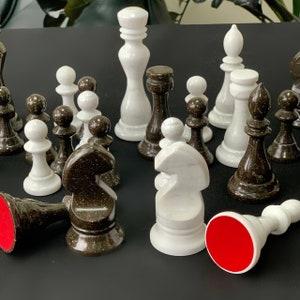 Steinschachfiguren, Schwarzweiß-Schachfiguren, Geschenk für Schachspieler, Ruhestandsgeschenk, Acrylstein-Schach, Weihnachtsfamiliengeschenk