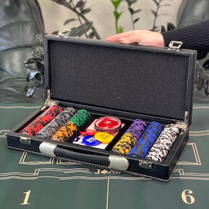 ポーカーチップセット、プロフェッショナルポーカーチップセット、レザーケース入りポーカーギフト、300ピースプレミアムポーカーチップセット、男性への高級ギフト、在庫あり