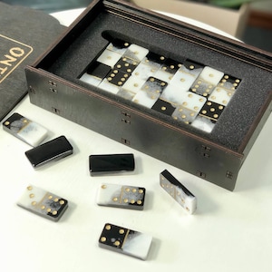 Gepersonaliseerde domino, klassieke domino-set epoxyhars, buitenspellen, uniek cadeau-idee, premium domino, familie-avondspel, gepersonaliseerde doos