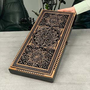 Puede incluir: Un letrero de madera rústica con la frase "Welcome to our home" en letras blancas. El letrero presenta un acabado envejecido y un diseño sencillo y acogedor, ideal para un porche o entrada.