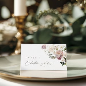Plantilla de tarjeta de lugar de boda floral elegante, plantilla de boda de flor púrpura, invitación de boda moderna violeta, tarjeta de lugar clásica imprimible
