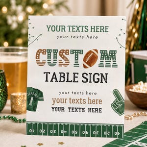Op de afbeelding: Een rechthoekig tafelbord met een football-thema, voorzien van de tekst "YOUR TEXTS HERE" in groen en bruin, een football-afbeelding, een groen shirt en een schuimvinger. De onderrand toont een witte yard-lijnmarkering op een groene achtergrond.