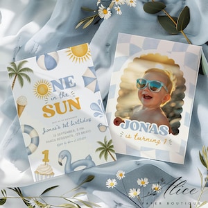 Könnte beinhalten: Zwei Einladungen mit Sommerthema. Eine sagt "One in the Sun" mit Illustrationen zum Thema Strand. Die andere zeigt ein Foto eines Babys mit Sonnenbrille und dem Text "Jonas wird 1". Beide haben ein blau-weißes Farbschema.