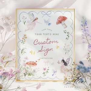 Könnte beinhalten: Ein rechteckiges Schild in einem goldenen Rahmen mit Aquarellillustrationen von zwei Feen, zwei Pilzen, kleinen Vögeln und verschiedenen Wildblumen. Der Text lautet "YOUR TEXTS", "YOUR TEXTS HERE", "Custom Sign" und "YOUR TEXTS HERE".