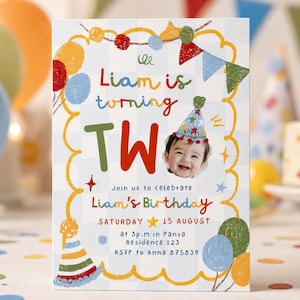 Op de afbeelding: Een rechthoekige verjaardagsuitnodiging met een lichtblauw en wit geblokte achtergrond en een gele geschulpte rand. De tekst luidt: Liam is turning TWO, Join us to celebrate Liam's Birthday, SATURDAY 15 AUGUST at 3p.m in Panza Residence 123, RSVP to Anna 875839. Het bevat een foto van een lachend kind met een feesthoedje, illustraties van kleurrijke ballonnen en vlaggetjes.