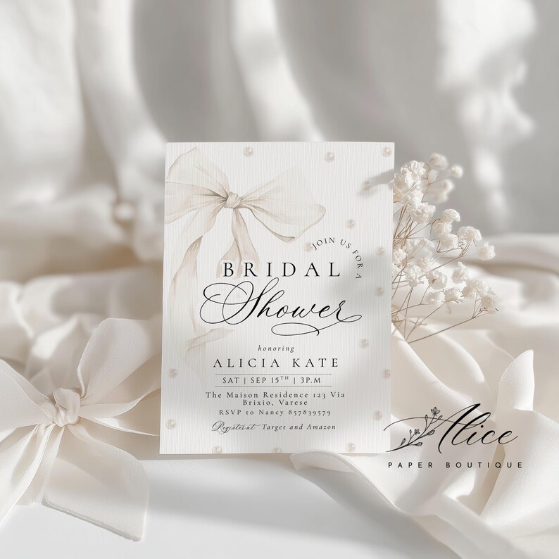 K&ouml;nnte beinhalten: Eine Einladung zur Brautparty mit einem Aquarell-Bogen und Perlenakzenten. Die Einladung enth&auml;lt den Text "Bridal Shower" und Details f&uuml;r Alicias Kate's Party, einschlie&szlig;lich Datum, Uhrzeit und Ort. Die Einladung stammt von Alice Paper Boutique.