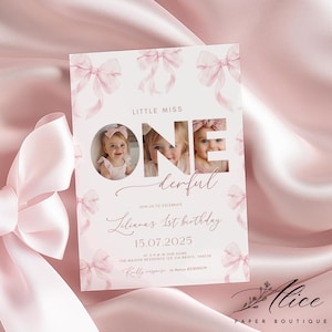 Könnte beinhalten: Eine rosa-weiße Geburtstagseinladung mit dem Text "Little Miss One derful" und dem Namen "Liliana". Die Einladung zeigt drei Fotos eines Babys und Schleifenillustrationen. Das Datum ist der 15. Juli 2025.