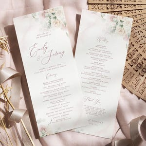 Peut inclure: Programme de cérémonie de mariage avec un motif floral. Le programme comprend les noms Emily & Jeremy, la date et l'ordre de la cérémonie. Le programme est imprimé sur du papier blanc avec un motif floral rose et vert.