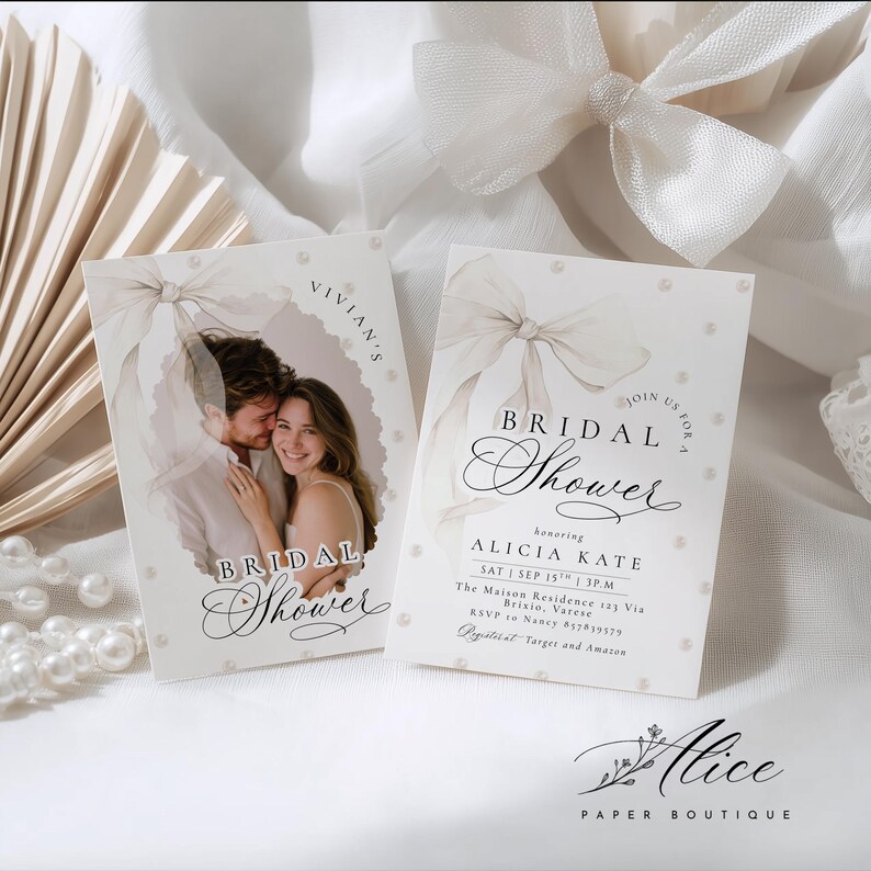 K&ouml;nnte beinhalten: Zwei wei&szlig;e Brautparty-Einladungskarten mit einem Aquarell-Schleifendesign und Perlenakzenten. Eine Einladung zeigt ein Foto eines Paares. Die andere Einladung enth&auml;lt den Text "Bridal Shower" und Veranstaltungsdetails.