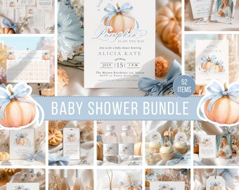 Puede incluir: Un paquete para baby shower con temática de calabaza. La invitación dice "Pumpkin is on the way" con el nombre de Alicia Kate y los detalles del evento. Incluye varios artículos de papelería, como tarjetas, etiquetas y etiquetas, todos con un diseño de calabaza y lazo azul.