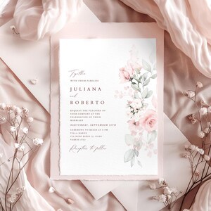Könnte beinhalten: Hochzeitseinladung mit einem Aquarell-Blumendesign mit rosa Rosen und grünen Blättern. Die Einladung lautet: "Gemeinsam mit ihren Familien Juliana und Roberto bitten um die Ehre Ihrer Gesellschaft zur Feier ihrer Hochzeit Samstag, 15. September Beginn der Zeremonie um 15:00 Uhr Villa Dante Via Nino Bixio 15, 21180 Varese (VA) Empfang im Anschluss"