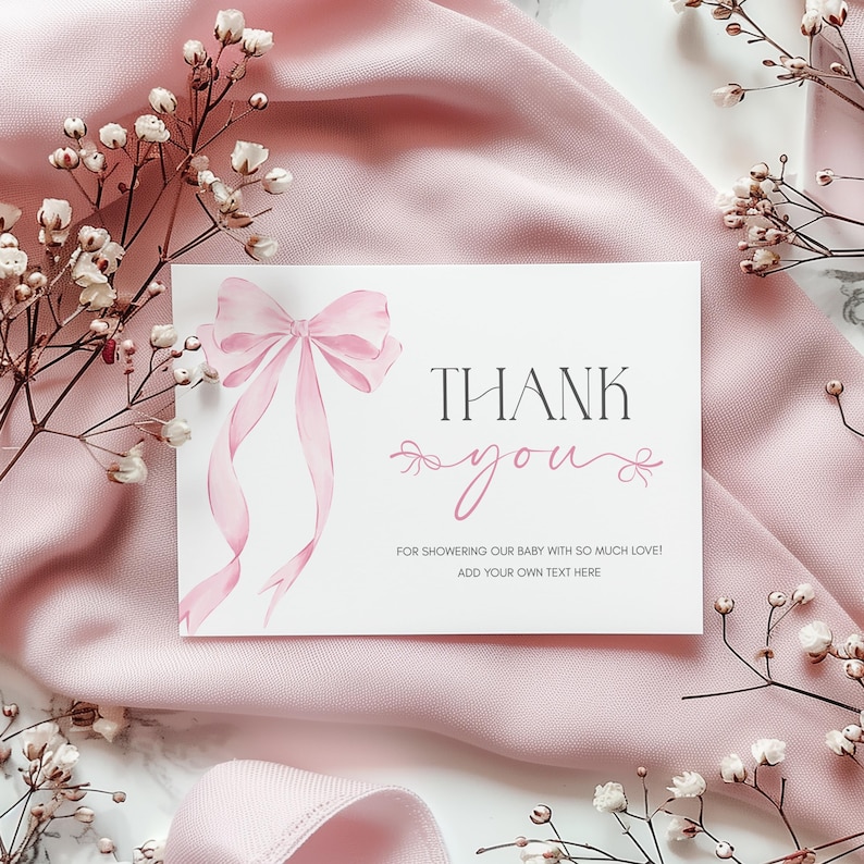 Puede incluir: Una tarjeta de agradecimiento rosa con un lazo de cinta rosa y el texto "THANK you" en una fuente cursiva. La tarjeta dice "For showering our baby with so much love! Add your own text here."