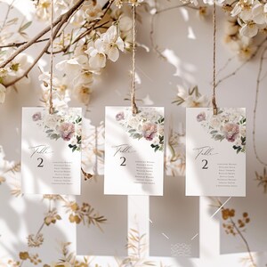 Modello elegante per biglietti floreali per posti a sedere per matrimoni, modello modificabile fiore viola, nome per biglietti per posti a sedere per matrimoni moderni viola, classico stampabile
