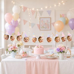 Könnte beinhalten: Ein dekoratives Partybanner mit einer Schnur aus zehn Ausschnitten eines Babygesichts, die jeweils einen anderen pastellfarbenen Partyhut mit Muster tragen. Die Ausschnitte hängen an einer dünnen Schnur und zeigen verschiedene Mimiken.