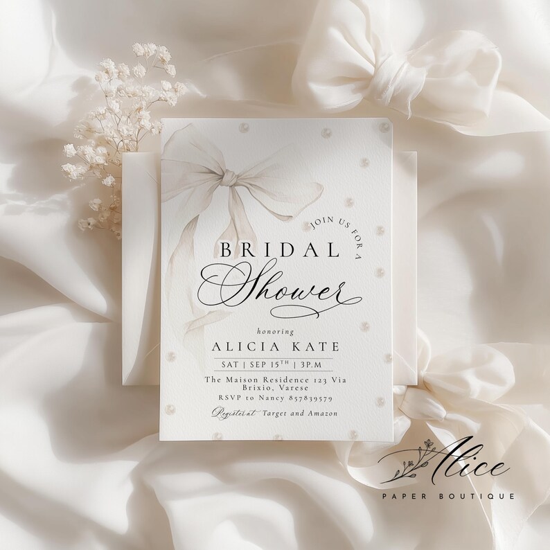 K&ouml;nnte beinhalten: Eine cremefarbene Brautparty-Einladung mit einem Aquarell-Bogen und Perlenakzenten. Die Einladung enth&auml;lt den Text "BRIDAL Shower" und Details f&uuml;r Alicias Kate's Party, einschlie&szlig;lich Datum, Uhrzeit und Ort.