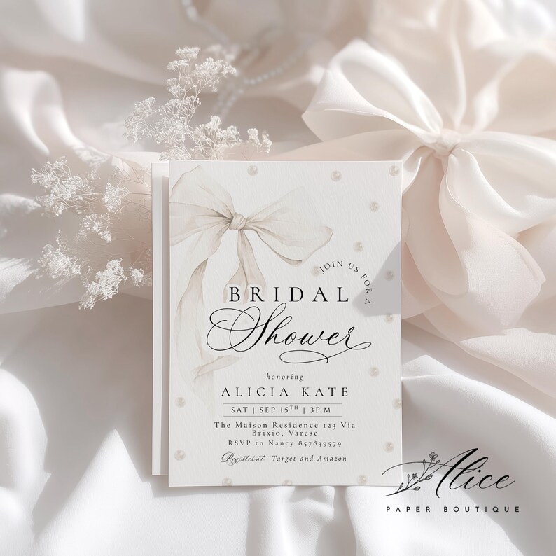 K&ouml;nnte beinhalten: Eine Einladung zur Brautparty in einer sanften, neutralen Farbpalette. Das Design zeigt eine Aquarellschleife und Perlenakzente. Der Text lautet "Bridal Shower" und enth&auml;lt Details f&uuml;r Alicias Brautparty.
