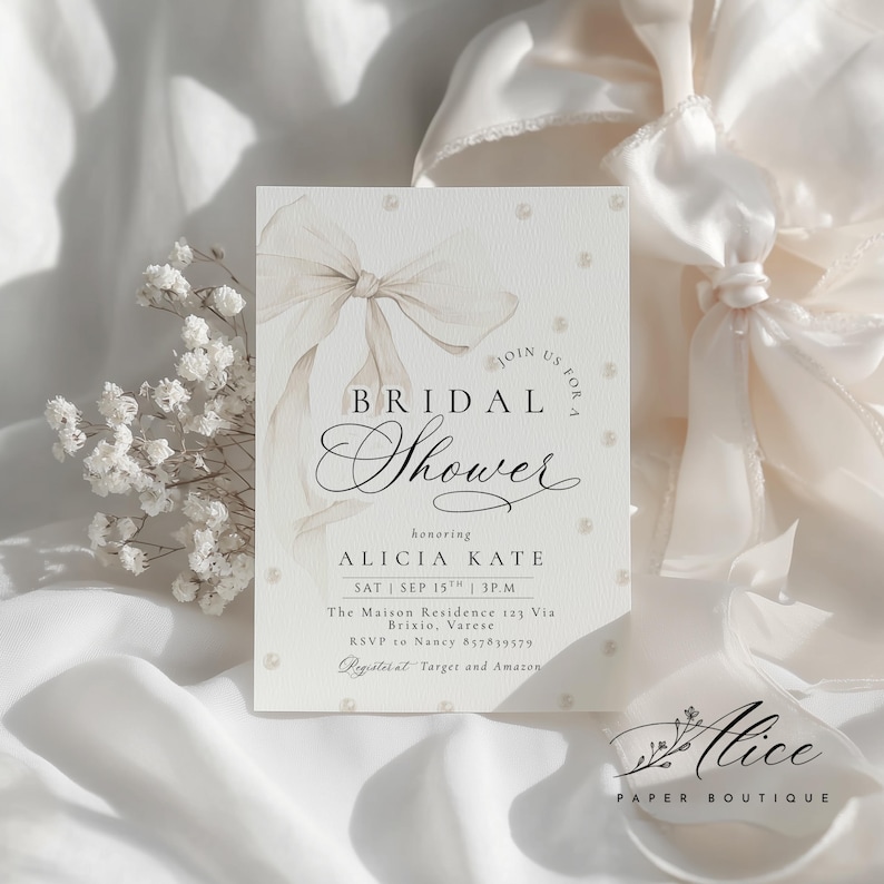 K&ouml;nnte beinhalten: Eine Einladung zur Brautparty in sanften, neutralen Farben. Das Design zeigt eine Aquarellschleife, Perlenakzente und elegante Schrift. Die Einladung enth&auml;lt den Text "BRIDAL Shower" und Details f&uuml;r Alicias Party.