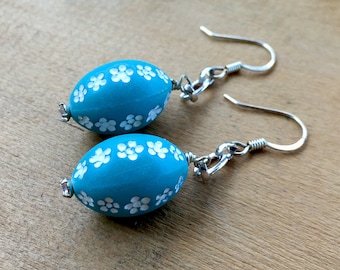 White Daisy Earrings / Mod Earrings / Turquoise Beaded / White Floral