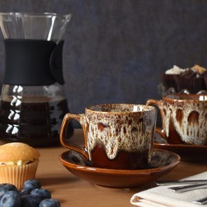 Vintage Lava Kaffeetasse mit Untertasse - Foster Pottery