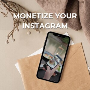 Könnte beinhalten: Ein Smartphone, auf dem ein Foto zu sehen ist, auf dem eine Hand ein Telefon hält und ein Foto von einem Teller mit Essen macht. Der Text "Monetize Your Instagram" wird über dem Telefon angezeigt.