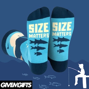 Lustige Anglersocken, Socken mit Angler Motiv, Geschenk zum Fischen, Angeln, Geschenk für Papa, Geschenkidee Männer