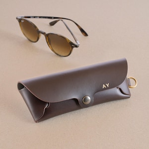 Brillenetui mit Ring: Italienisches Leder, personalisiertes Monogramm, handgemacht