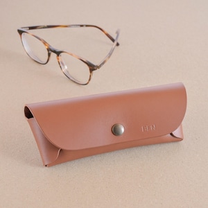 Brillenetui aus italienischem Leder: handgefertigtes Geschenk mit Monogramm