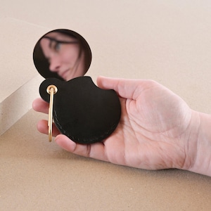 Espejo de bolsillo compacto, cuero negro italiano de primera calidad, espejo pequeño plegable, personalizado con monograma, espejo redondo plegable, regalo para ella