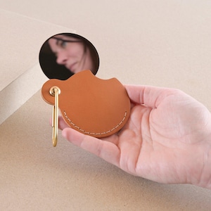 Espejo de bolsillo compacto, cuero italiano de primera calidad color coñac, espejo pequeño plegable, personalizado con monograma, espejo redondo plegable, regalo para mamá
