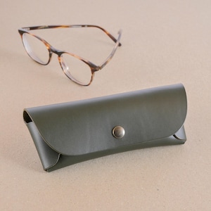 Étui à lunettes en cuir italien vert - Design plié à la main avec pont nasal - Idée cadeau monogramme personnalisé - Cadeau parfait pour un artisan