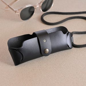 Hangende Brillenkoker met Koord, Stijvol in Zwart Italiaans Premium Leer, Zonnebrillen en Leesbrillen, Personaliseerbaar met Monogram