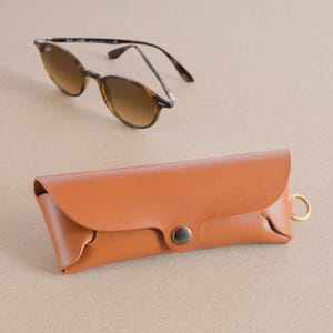 Cognac Brillenetui aus Leder mit Ring: Personalisierte Brillentasche