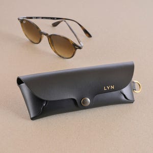 Brillenetui aus italienischem Leder: Handgefertigter Brillenhalter aus Leder