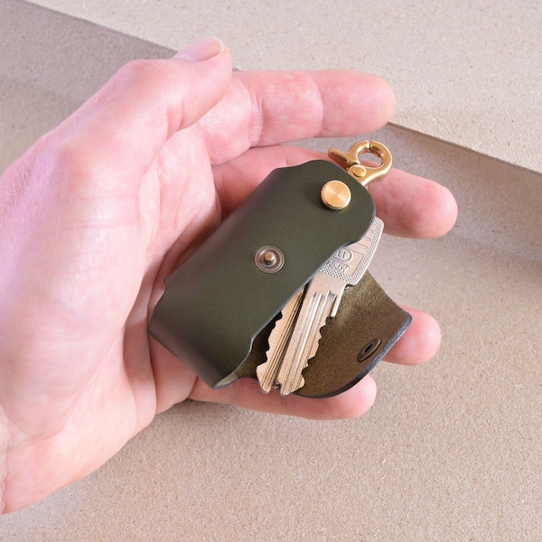 Schlüsseletui aus dunkelgrünem Leder: Handgefertigter Schlüsselhalter mit Monogramm