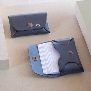 Tarjetero de piel azul hecho a mano, monograma personalizado, billetera fina para él y para ella, idea de regalo elegante.