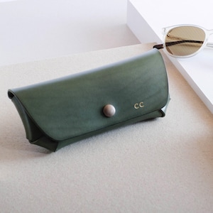 Custodia per occhiali minimalista in pelle, pelle italiana verde, occhiali da sole, porta occhiali, protezione semi-morbida, per lui e per lei, realizzata a mano