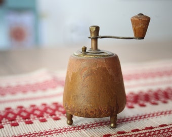 Antico macinapepe svedese in legno, creerà un'atmosfera country vintage nella tua casa, oggetto davvero unico