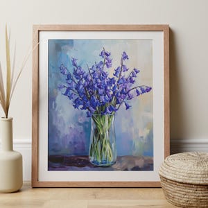 Cuadro con estampado de flores azules de campanillas en jarrón de cristal, regalo de arte mural floral de decoración primaveral, póster artístico inspirado en la naturaleza botánica impresionista